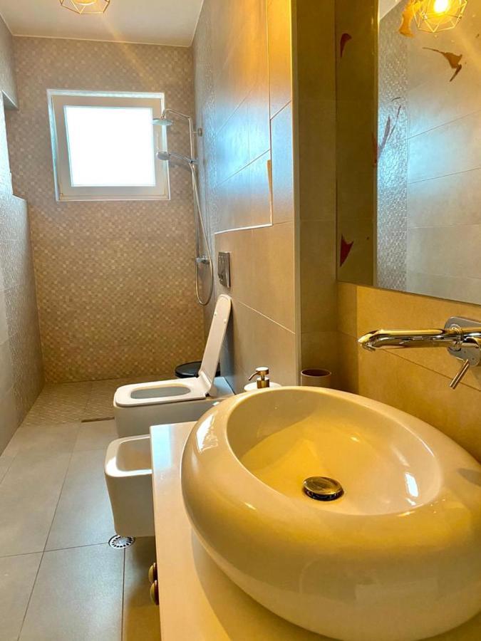 Cozy Lake Front Flat Bequeme Wohnung An Der See โปกราเดซ ภายนอก รูปภาพ