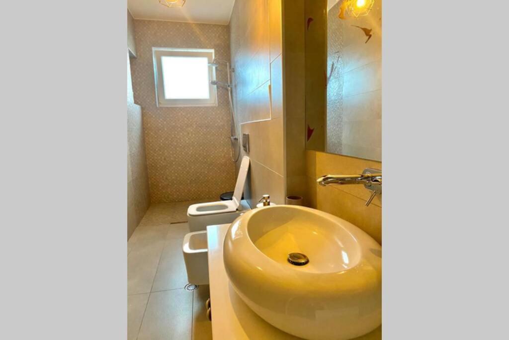 Cozy Lake Front Flat Bequeme Wohnung An Der See โปกราเดซ ภายนอก รูปภาพ