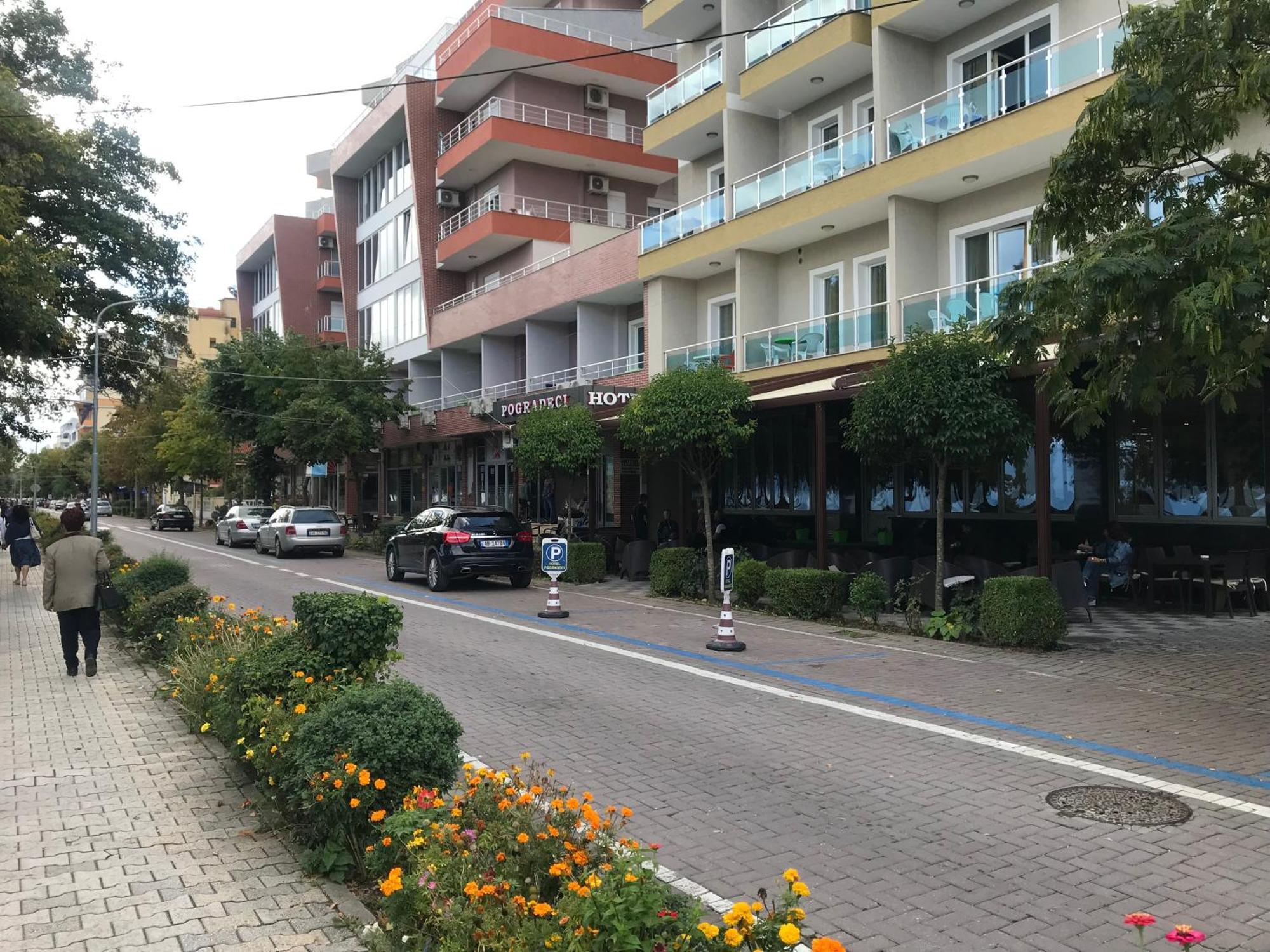 Cozy Lake Front Flat Bequeme Wohnung An Der See โปกราเดซ ภายนอก รูปภาพ